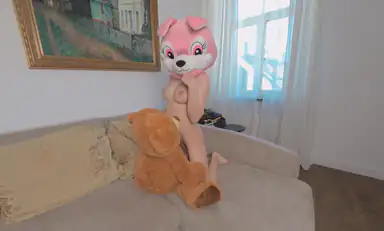 Jessica Rabbit rubbelt sich an einem Teddybären im Wohnzimmer