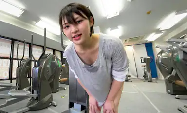 Saki Suzuki Schweißgetränkte sexy Selfie mit gespreizten Beinen