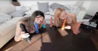 Dildo-Gangbang auf dem Tisch mit Josie und Bleika, die sich 6 Schwänze teilen und alle blasen und ficken