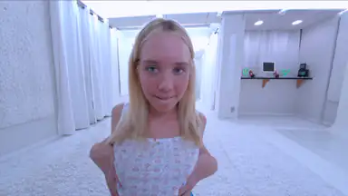 Heißes blondes Teen streift für dich im weißen Studio