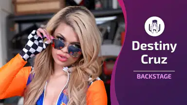 Backstage mit Destiny Cruz