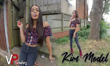 Kim Modell dunkle Jeans