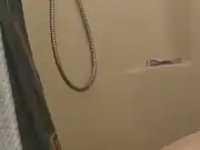 zeigt SSBBW beim Duschen