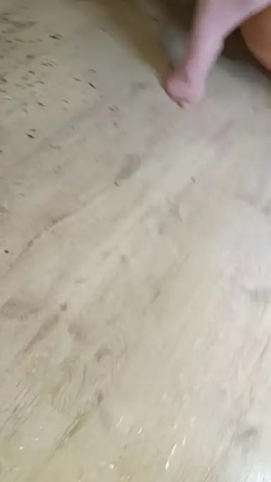 Ein kleines lettisches Mädchen hat auf den Spielzimmerboden gepinkelt.