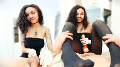 4 kolumbianische Teens peggen mit Strap-on
