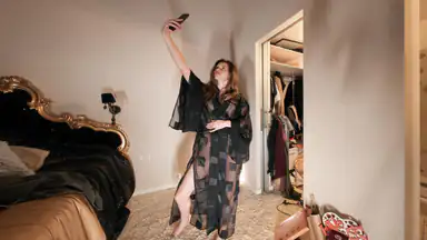Zu Hause gefilmt: Josie duscht, probiert Kleidung an und masturbiert mit den Fingern – Fliege an der Wand