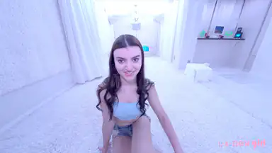 Superheiße neue Teen-Brünette strippt für dich