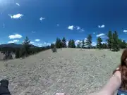 Riesin pinkelt draußen 360vr