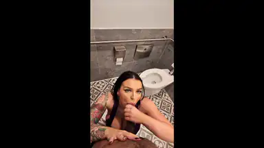 MILF BLOWJOB IN ÖFFENTLICHER TOILETTE - Nick Marxx - Payton Preslee - POV VIRTUAL-REALITY-ERLEBNIS