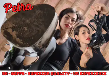 Wunderbar umwerfende Petra will, dass ihr Sklave die schmutzigen Sohlen ihrer sexy Stilettos leckt