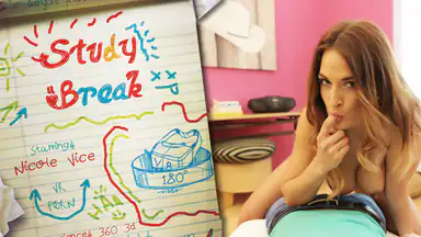 VR-Porno: Lernpause mit heißer Teenie-Studentin oben drauf